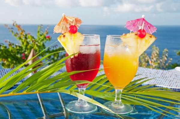 На шезлонге с коктейлем