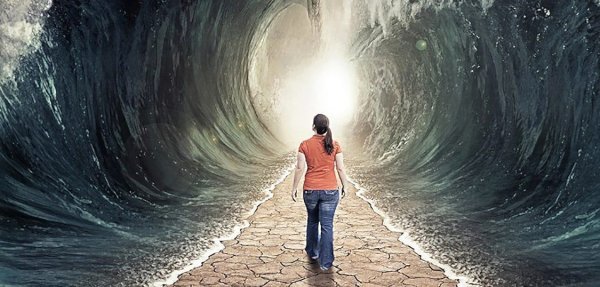 Вода расступается перед человеком