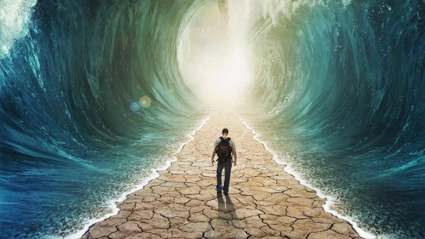 Море расступилось