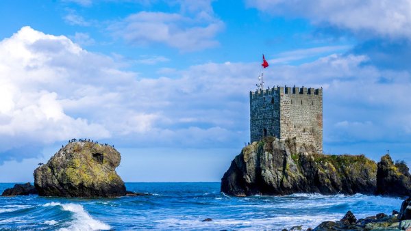 Замок скала море