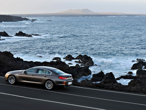 Машина возле моря