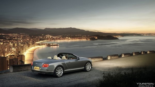 Машина на берегу