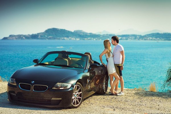 Машина возле моря