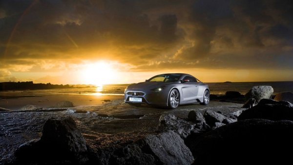 Машина на фоне моря