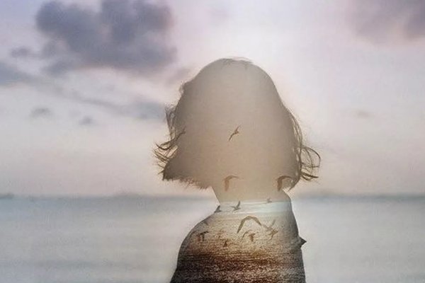 Одинокая девушка у моря