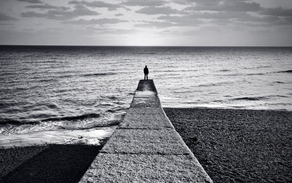 Человек на пирсе в тумане