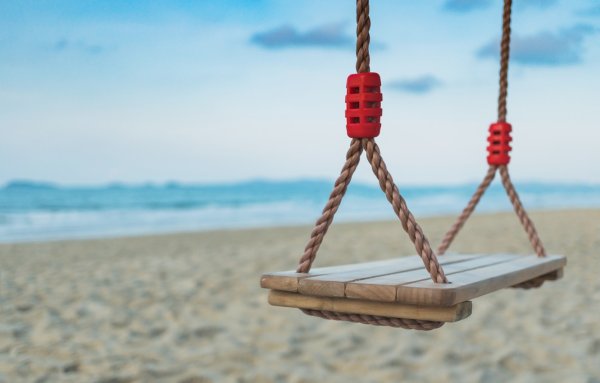 Качели на пляже