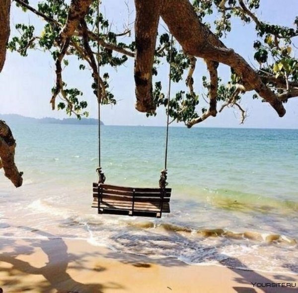 Качели на берегу моря