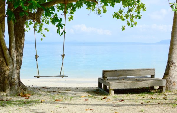 Качели на берегу
