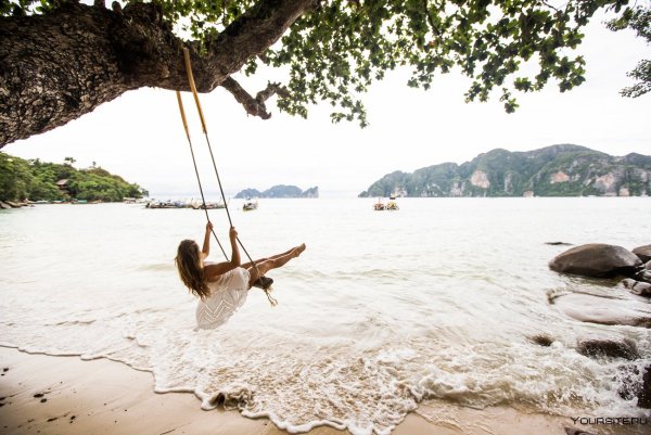 Качели на берегу моря