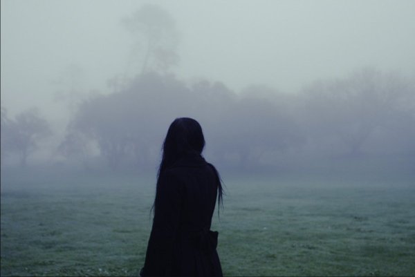 Одинокий человек на берегу моря