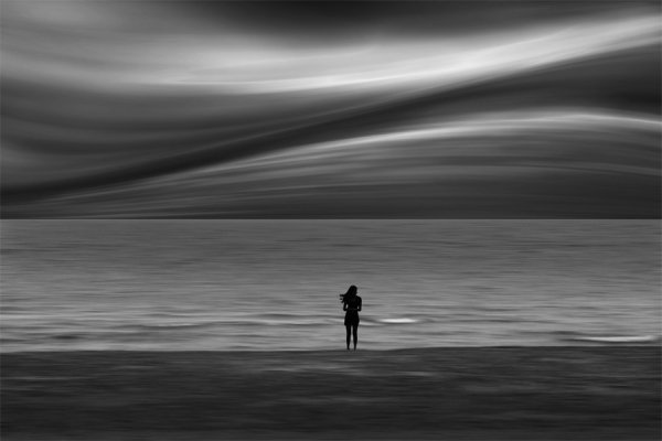 Девушка идет по воде