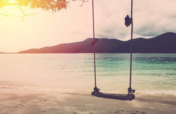 Качели на берегу моря