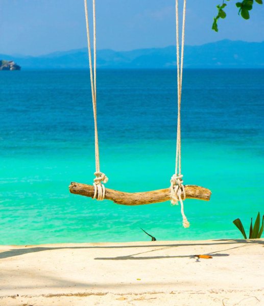 Качели на берегу моря