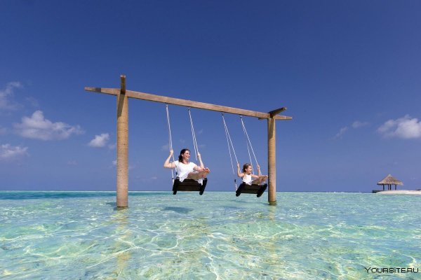 Качели на пляже