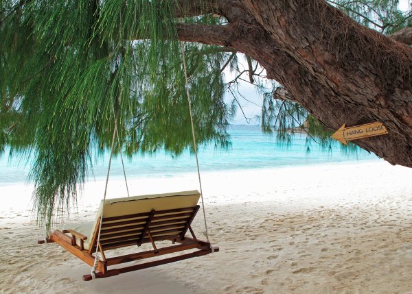 Качели на берегу