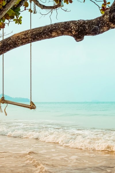 Качели на берегу моря