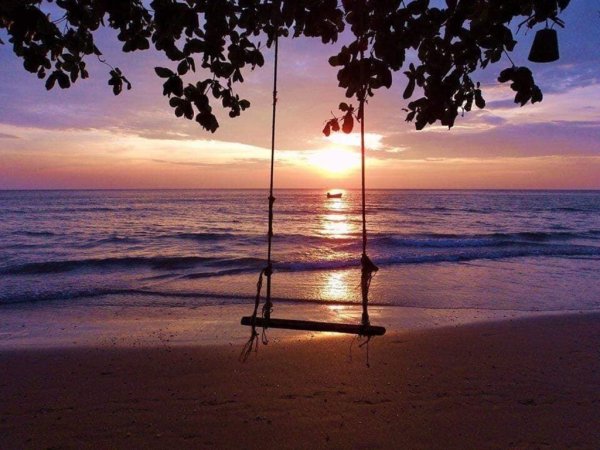 Качели на фоне заката