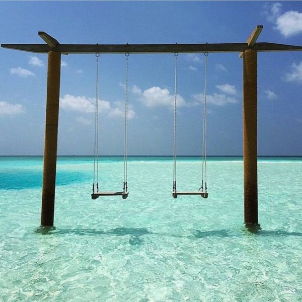 Качели на пляже