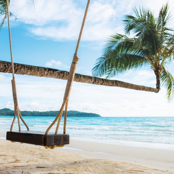 Качели с видом на море