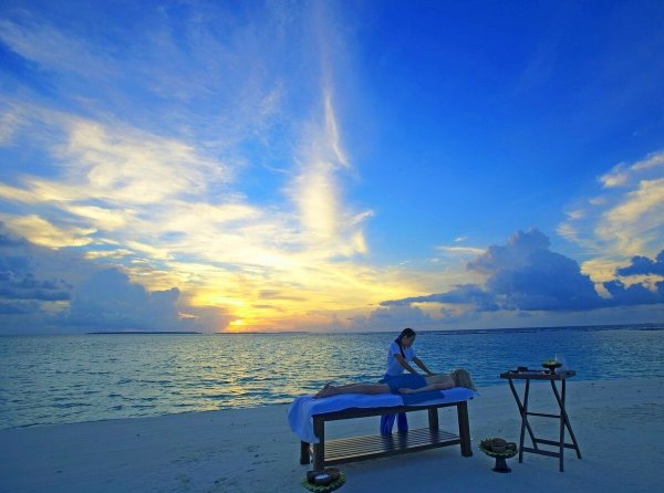 Шезлонг на море