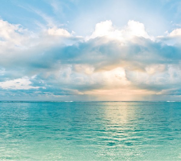 Голубое море