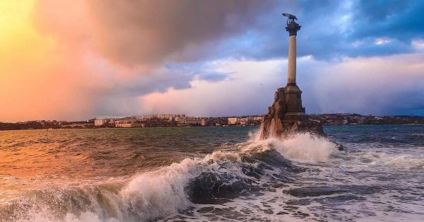 Памятник затопленным кораблям шторм