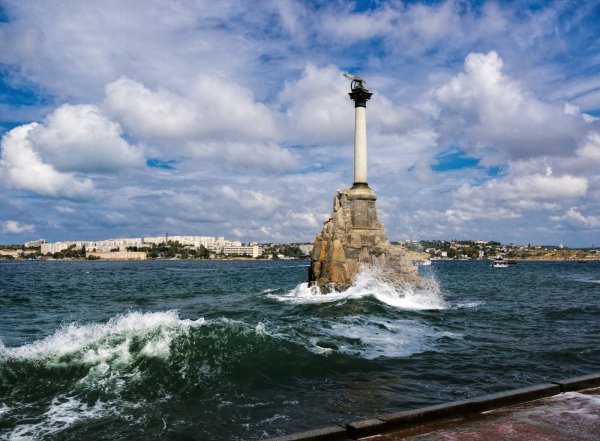 Памятник затопленным кораблям в Севастополе