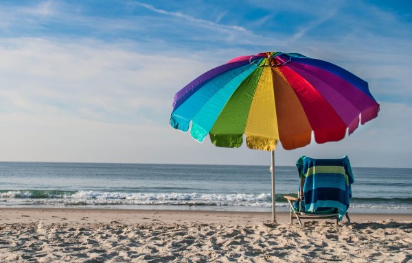 Пляжный зонт на море