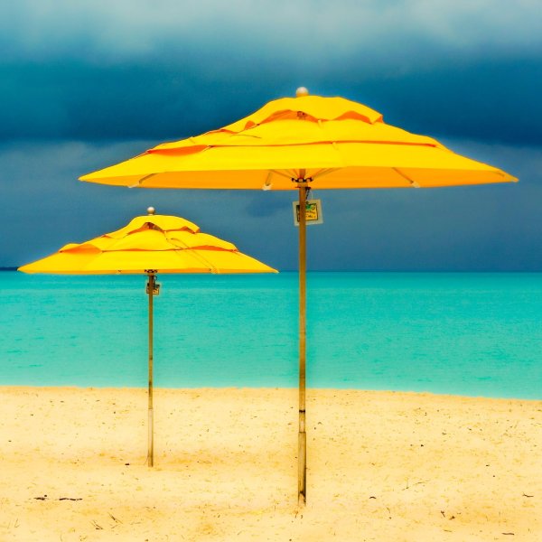 Желтый зонт на пляже