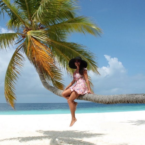 Стоковые фотографии по запросу Пляж девушка пальма