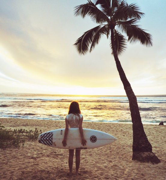 Девушка на пляже пальмы