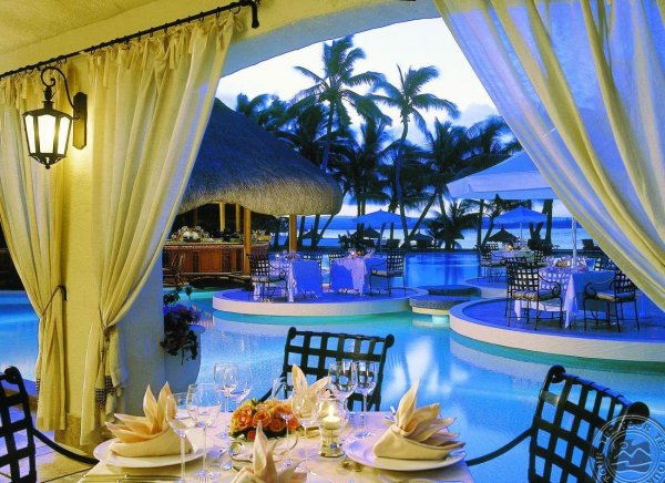 Роскошный ресторан у моря