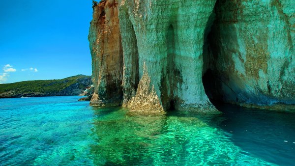 Наполовину в воде