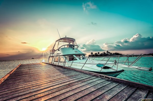 Яхта у причала