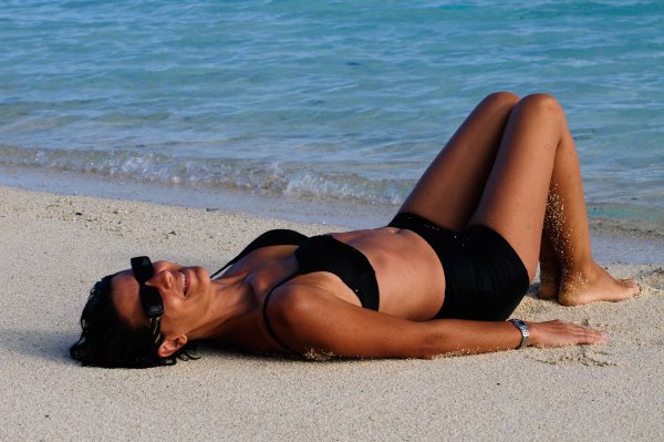 Девушка на лежаке