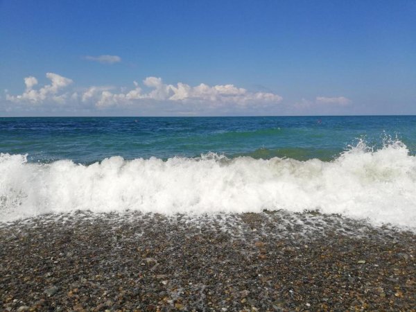 Море в Адлере Тина