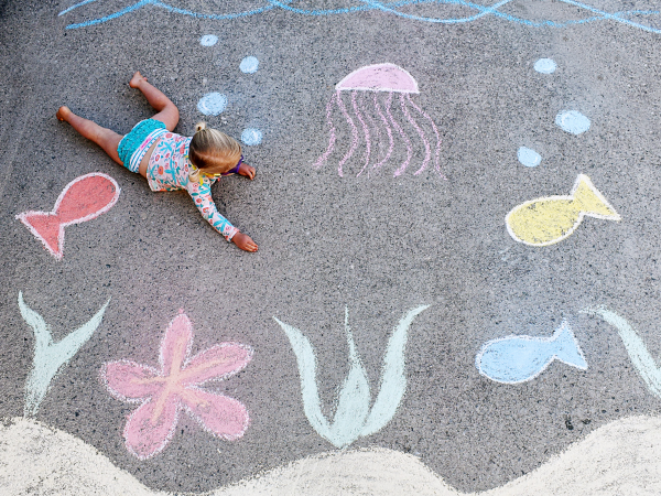 Рисование мелками на асфальте