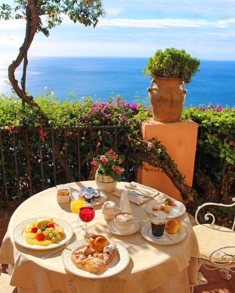 Завтрак на балконе с видом на море