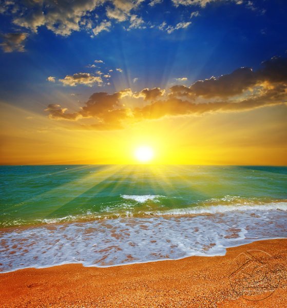 Красивый рассвет на пляже