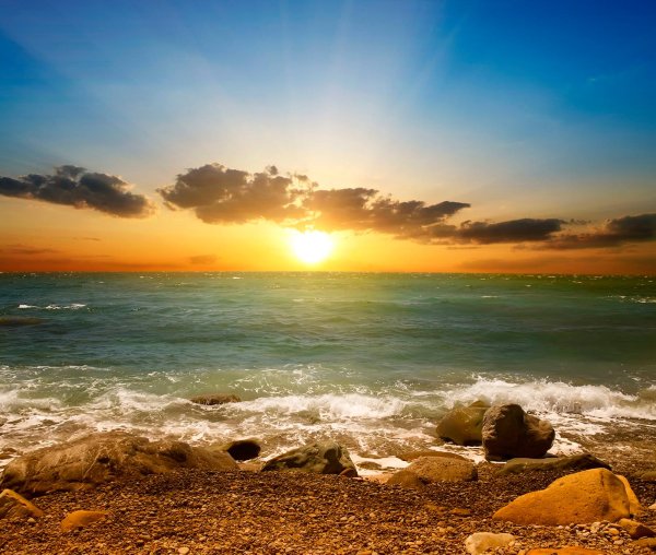 Красивый рассвет на море