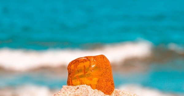 Янтарь на берегу моря