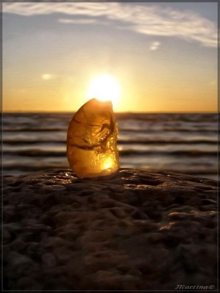 Море с разноцветными камнями