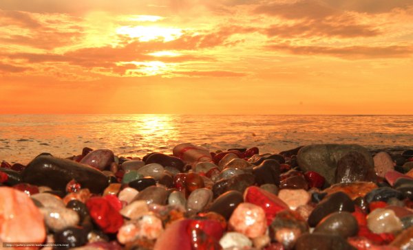 Янтарь на фоне моря