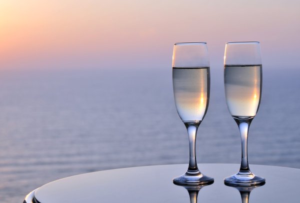 Бокал на фоне моря