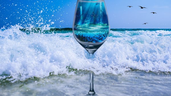 Обои на рабочий стол море и бокал