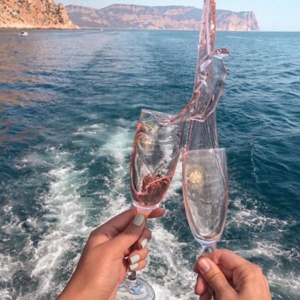 Вино на берегу моря