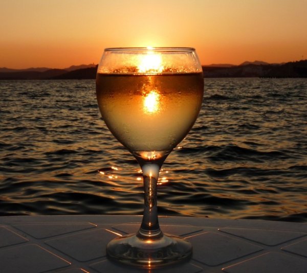 Бокал вина на закате
