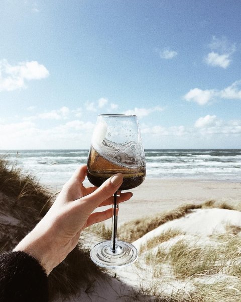 Бокал вина на берегу моря