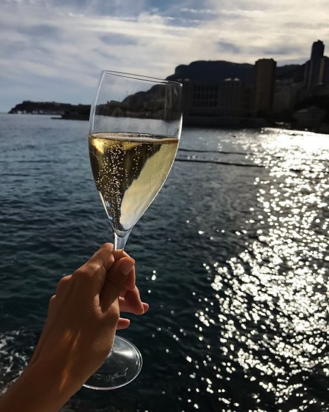 Бокал шампанского в руке